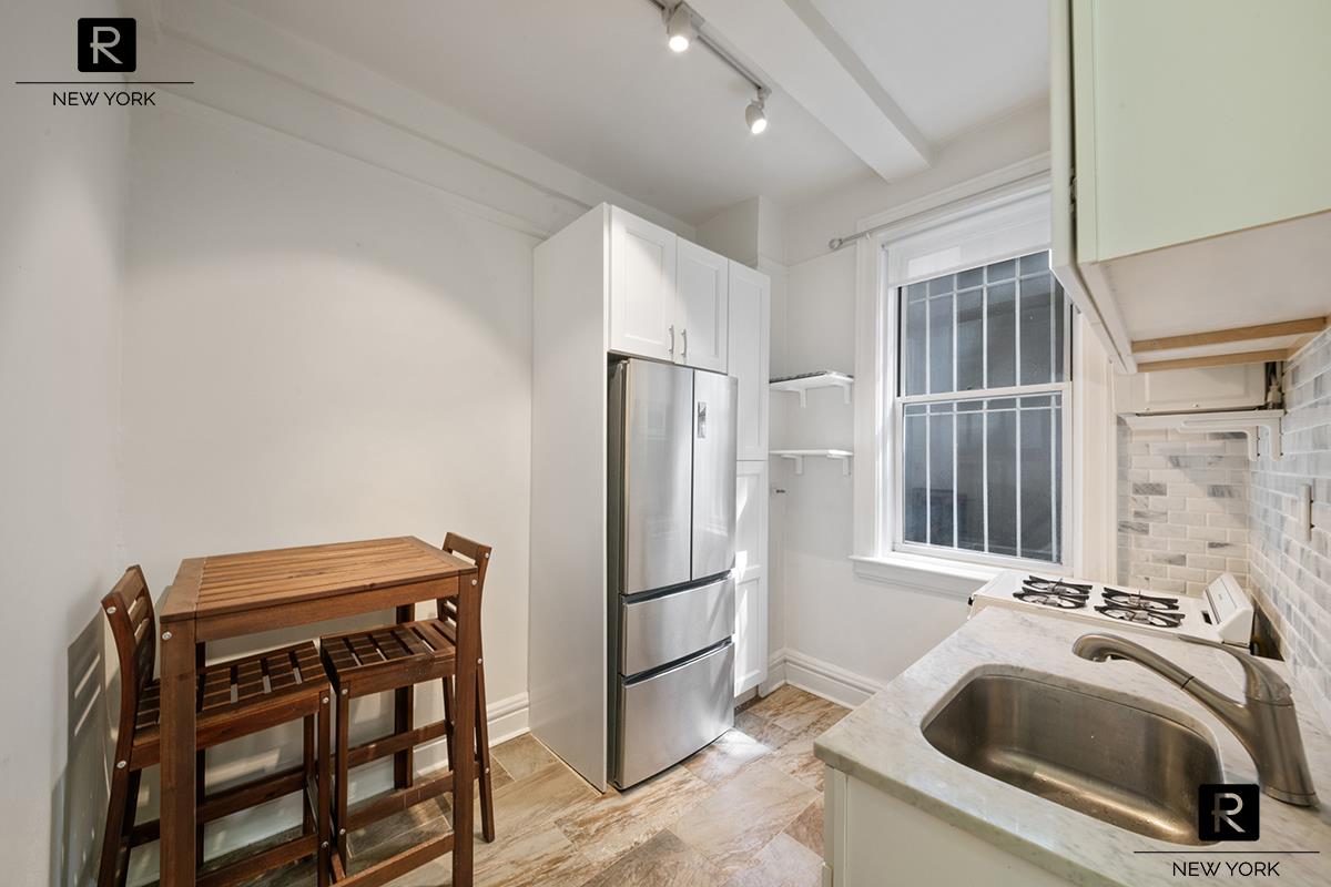 9 E 96th Street, New York, NY 10128, 1 Bedroom Bedrooms, 3 Rooms Rooms,1 BathroomBathrooms,Residential,For Sale,96th,OLRS-00011561600