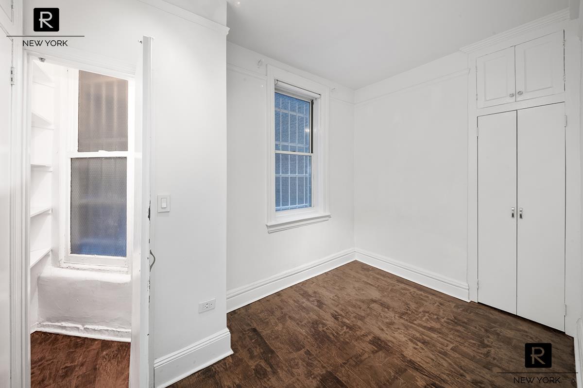 9 E 96th Street, New York, NY 10128, 1 Bedroom Bedrooms, 3 Rooms Rooms,1 BathroomBathrooms,Residential,For Sale,96th,OLRS-00011561600