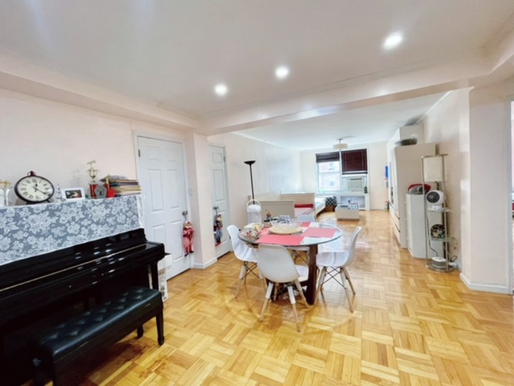 142-05 Roosevelt Avenue, Flushing, Queens, New York - 1 Bedrooms  
1 Bathrooms  
3 Rooms - 