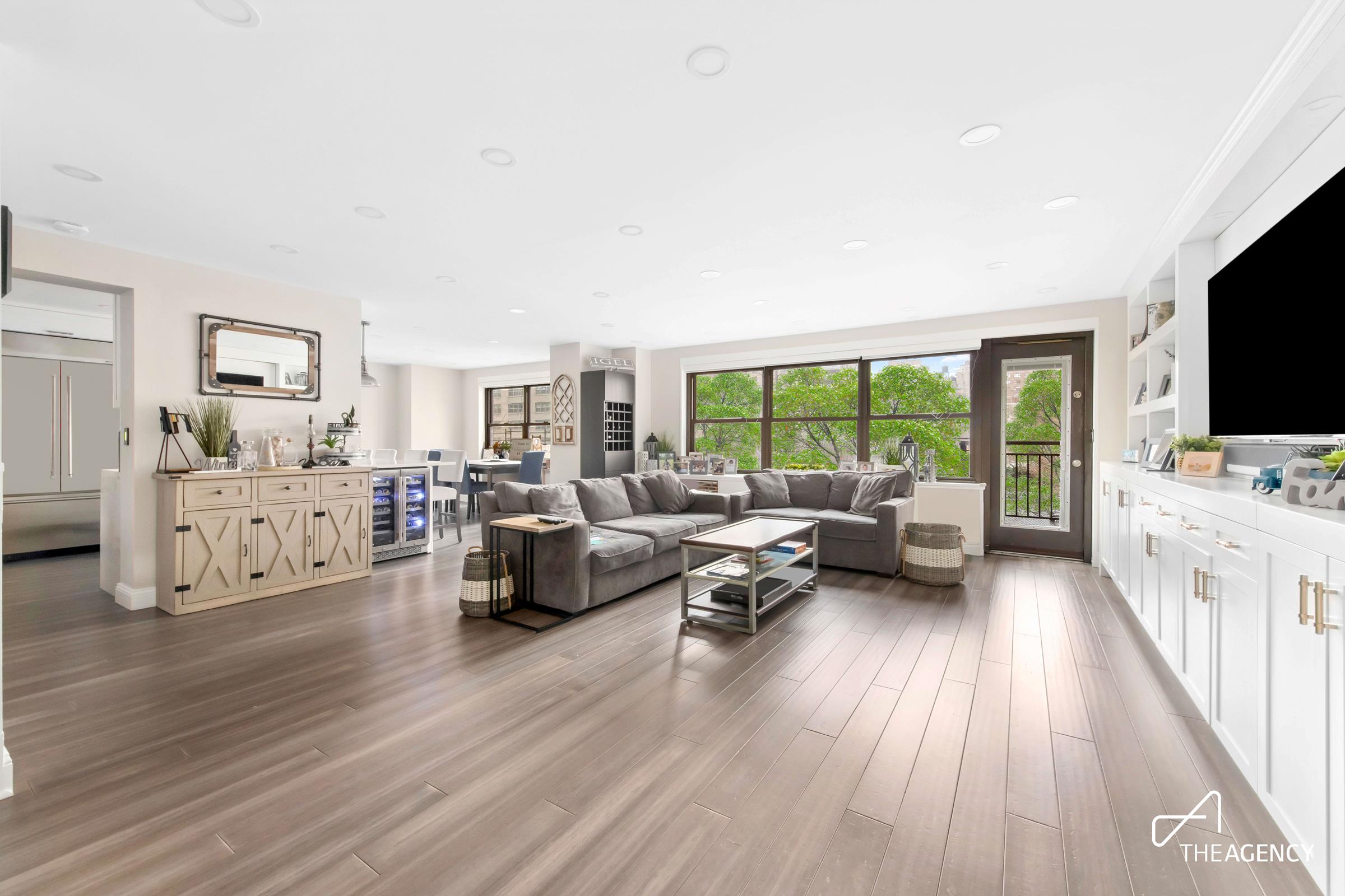 142 West End Avenue 4-Mn, Lincoln Square, Upper West Side, NYC - 4 Bedrooms  
3 Bathrooms  
7 Rooms - 