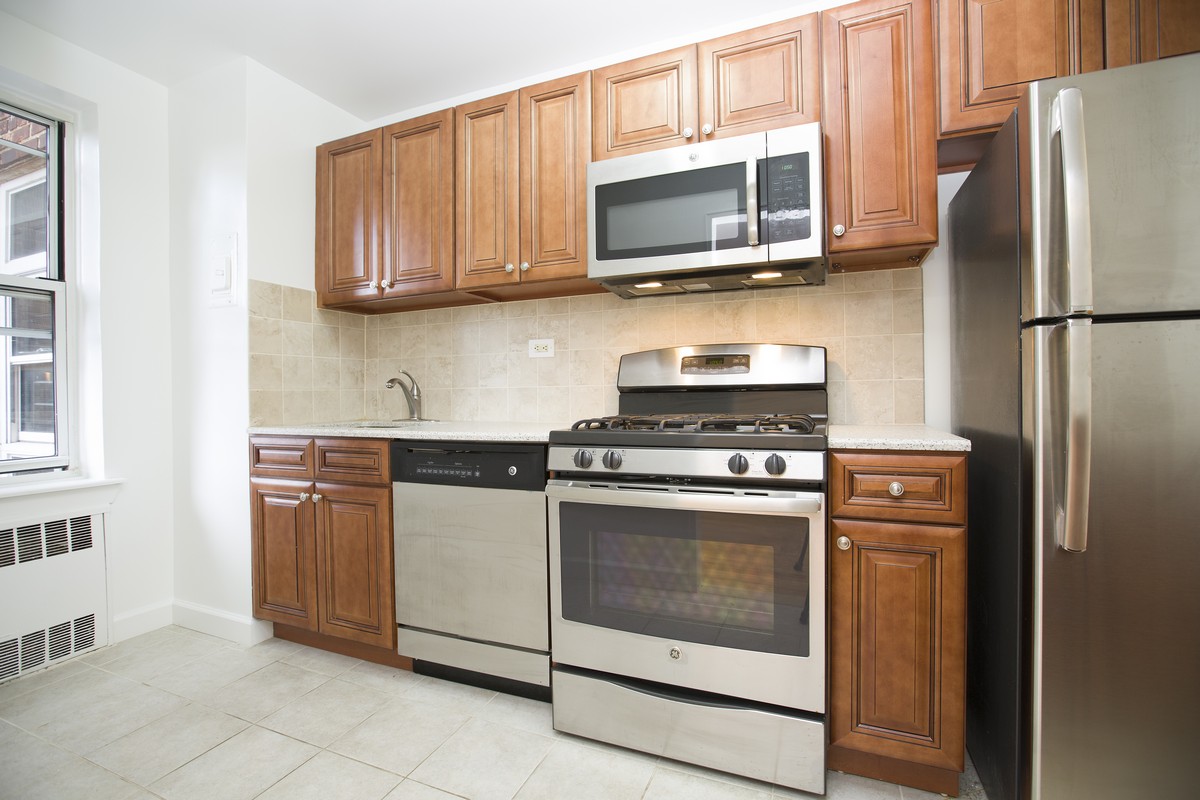65-45 Yellowstone Boul, Forest Hills, Queens, New York - 1 Bedrooms  
1 Bathrooms  
3 Rooms - 