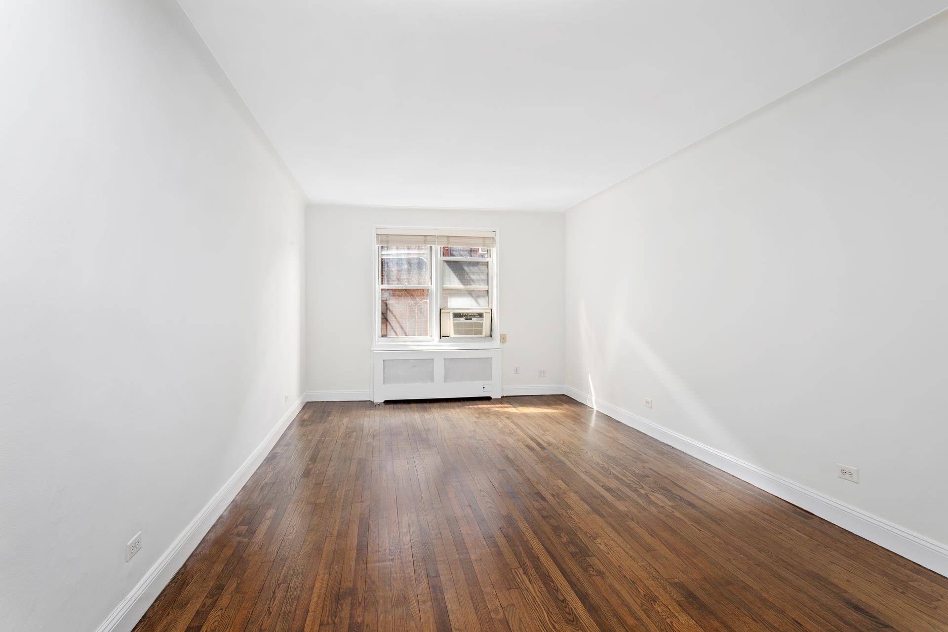 300 West 53rd Street 5K, Hells Kitchen, Midtown West, NYC - 2 Bedrooms  
1 Bathrooms  
5 Rooms - 