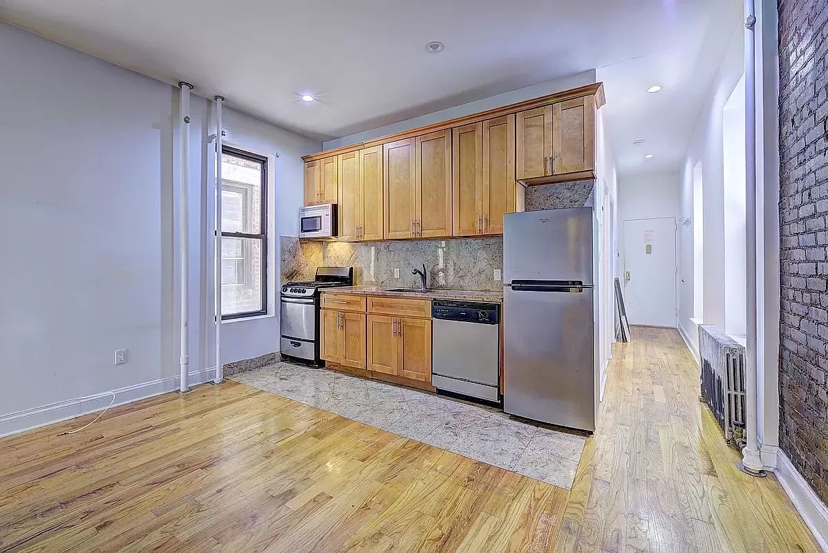 203 East 14th Street 5, Gramercy Park, Downtown, NYC - 3 Bedrooms  
1.5 Bathrooms  
5 Rooms - 