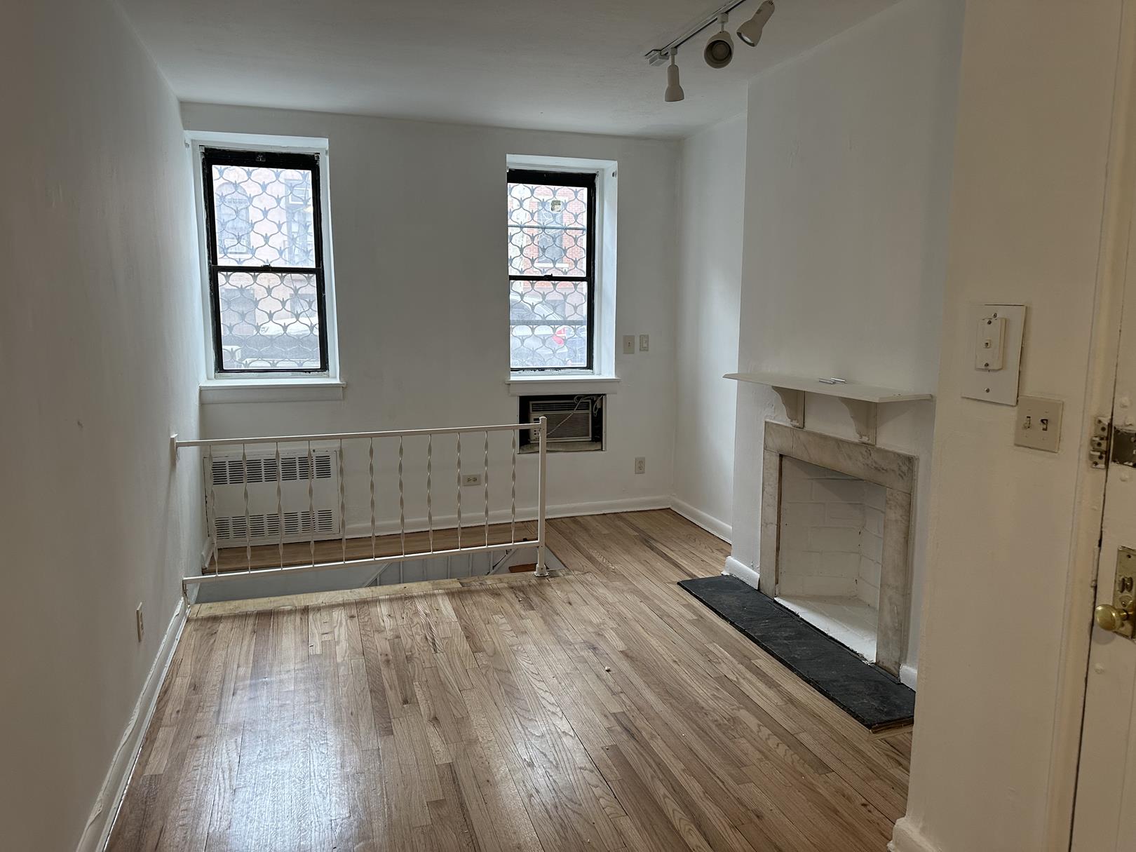 346 East 19th Street D, Gramercy Park, Downtown, NYC - 1 Bedrooms  
2 Bathrooms  
5 Rooms - 