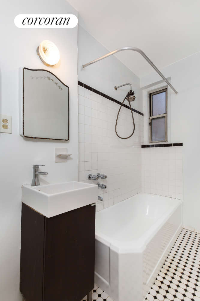 585 W 214TH Street, New York, NY 10034, 2 Bedrooms Bedrooms, 4 Rooms Rooms,1 BathroomBathrooms,Residential,For Sale,214TH,RPLU-33422931191