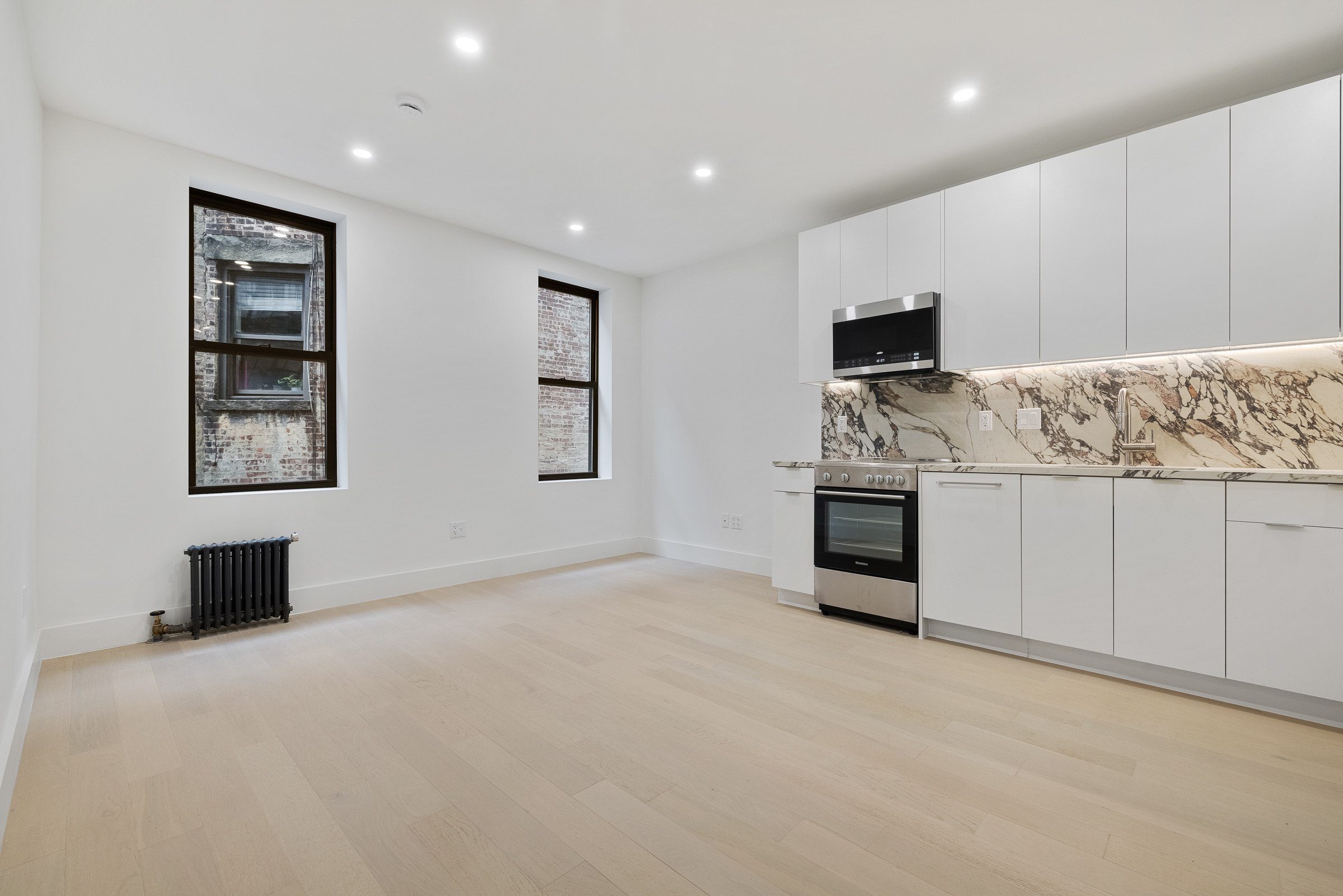 Photo 1 of 300 West 21st Street 32, Chelsea, NYC, $4,900, Web #: 1064813841