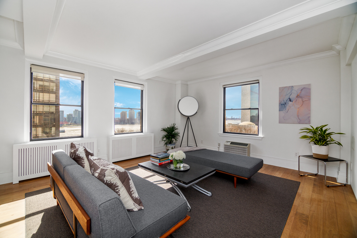 865 United Nations Plaza 14A, Turtle Bay, Midtown East, NYC - 1 Bedrooms  
1.5 Bathrooms  
4 Rooms - 