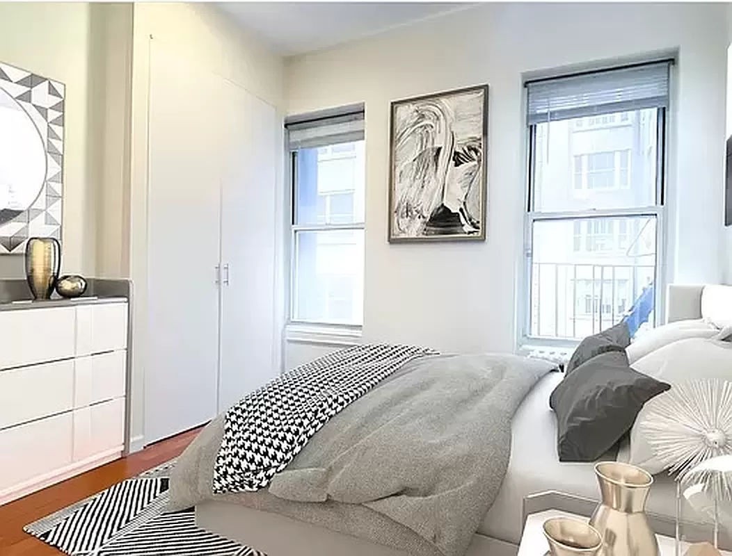 129 West 56th Street 5F, Midtown West, Midtown West, NYC - 3 Bedrooms  
1 Bathrooms  
5 Rooms - 