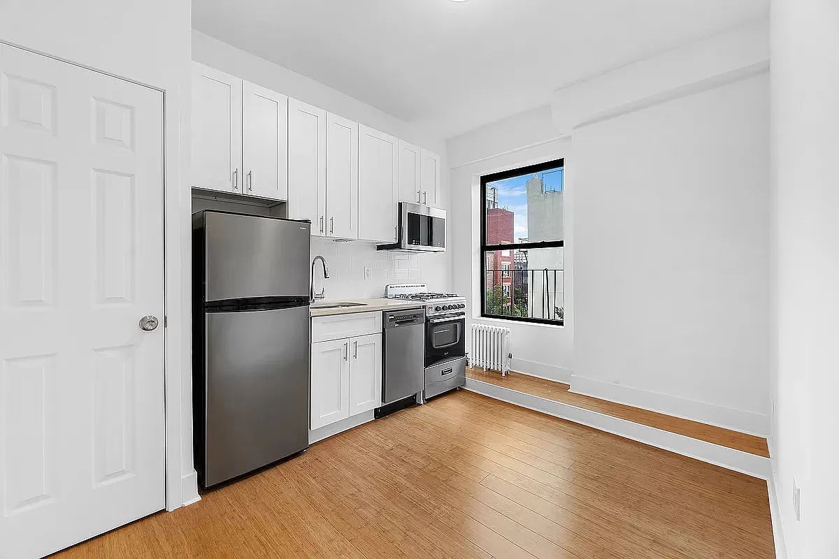 619 East 5th Street 8, East Village, Downtown, NYC - 3 Bedrooms  
1 Bathrooms  
3 Rooms - 