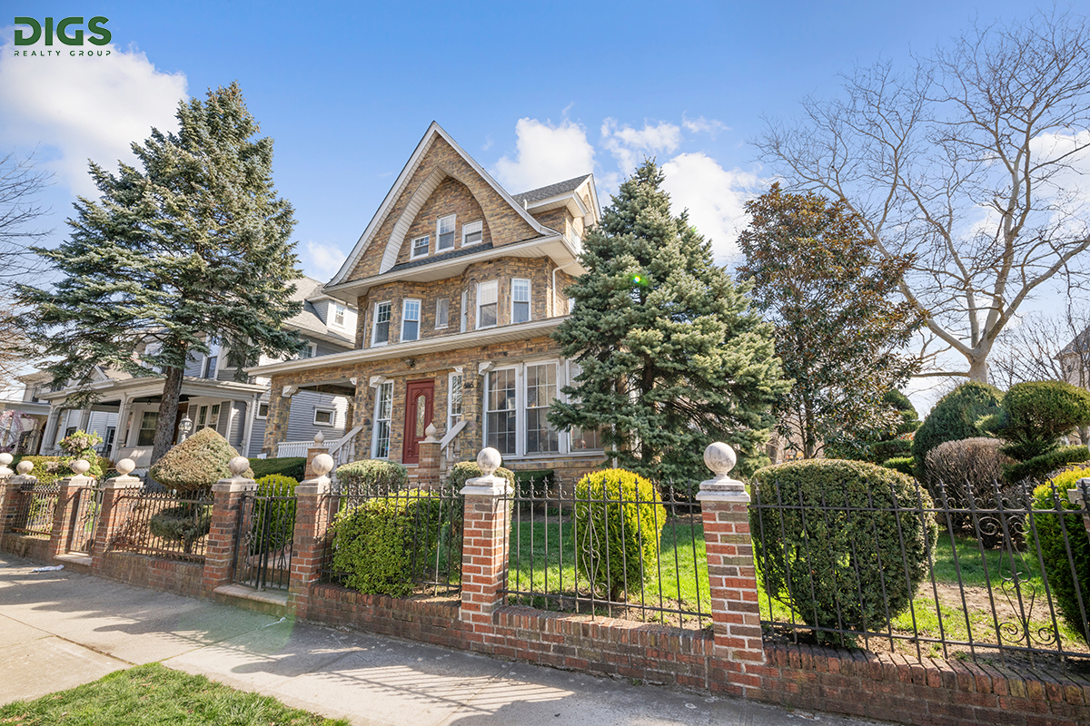 685 East 22nd Street, Ditmas Park, Brooklyn, New York - 6 Bedrooms  
3.5 Bathrooms  
14 Rooms - 