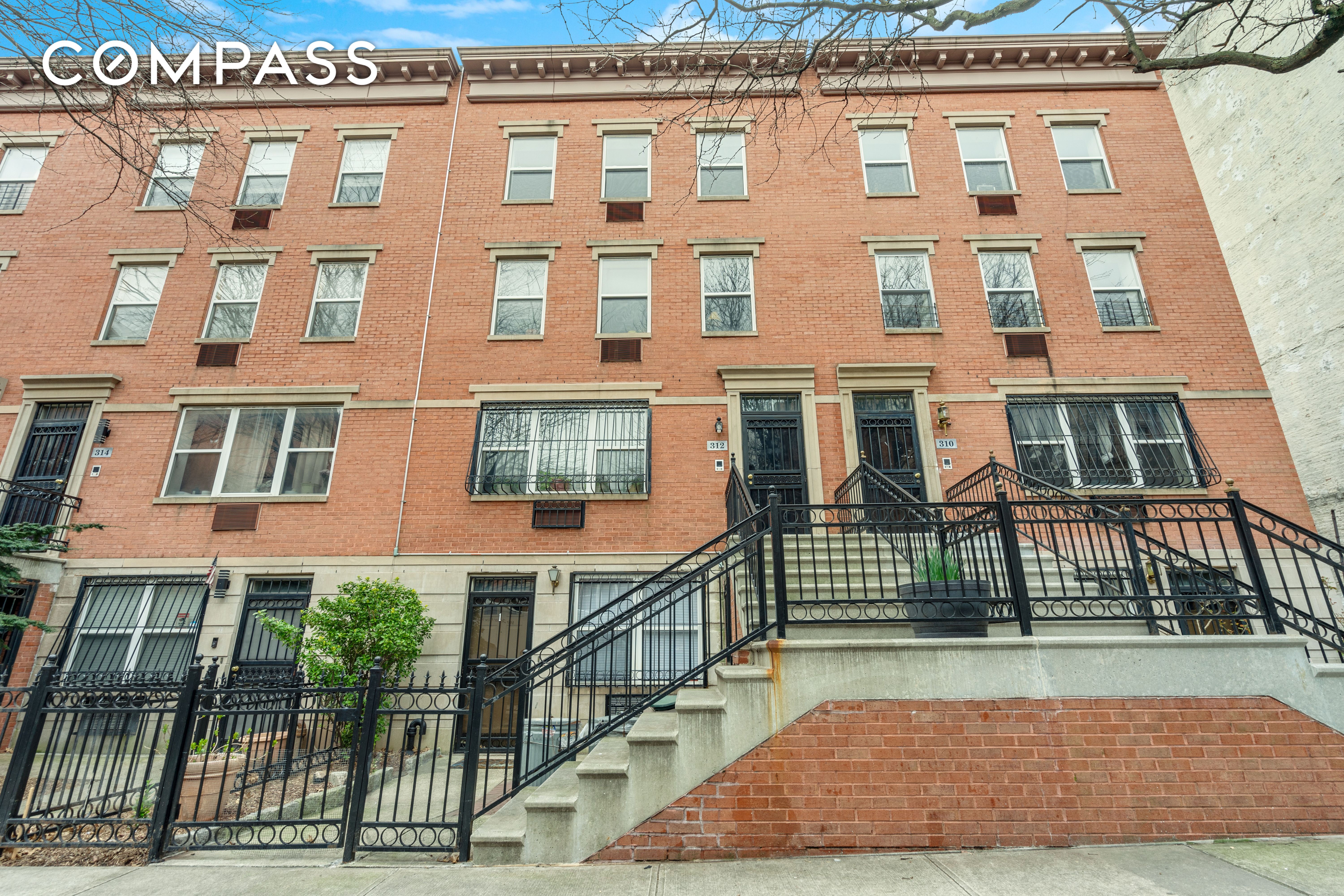 312 East 119th Street 3, East Harlem, Upper Manhattan, NYC - 2 Bedrooms  
1 Bathrooms  
3 Rooms - 