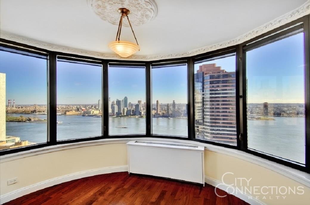 330 East 38th Street 37-L, Murray Hill, Midtown East, NYC - 2 Bedrooms  
2 Bathrooms  
5 Rooms - 