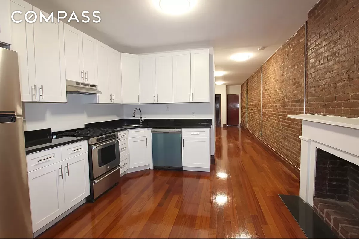 316 West 19th Street 3E, Chelsea, Downtown, NYC - 3 Bedrooms  
1 Bathrooms  
4 Rooms - 