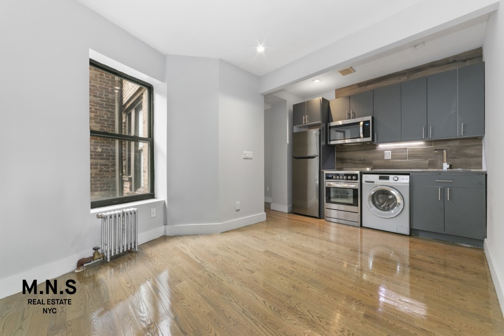 244 East 117th Street 4-D, East Harlem, Upper Manhattan, NYC - 2 Bedrooms  
1 Bathrooms  
4 Rooms - 