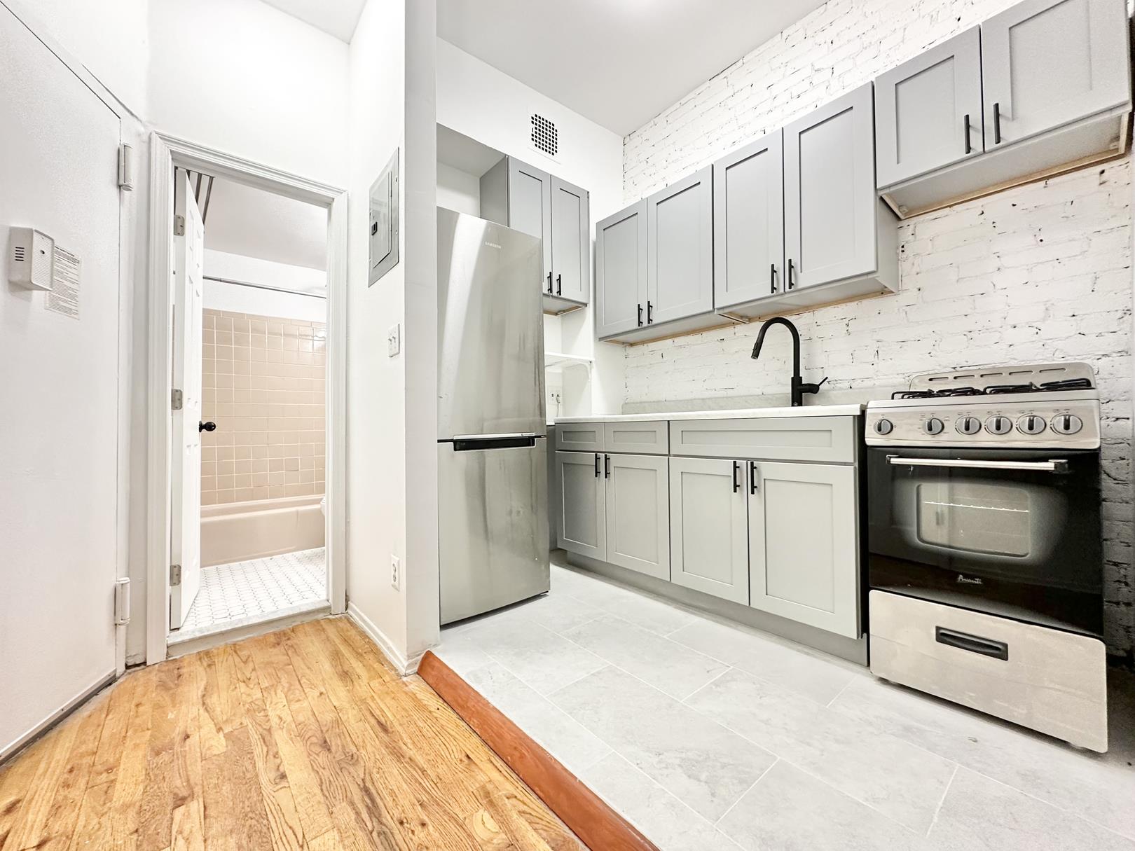 306 East 93rd Street 3-C, Upper East Side, Upper East Side, NYC - 2 Bedrooms  
2 Bathrooms  
4 Rooms - 