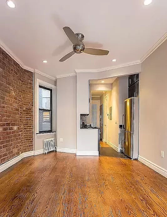 309 East 8th Street C3, East Village, Downtown, NYC - 2 Bedrooms  
1 Bathrooms  
4 Rooms - 