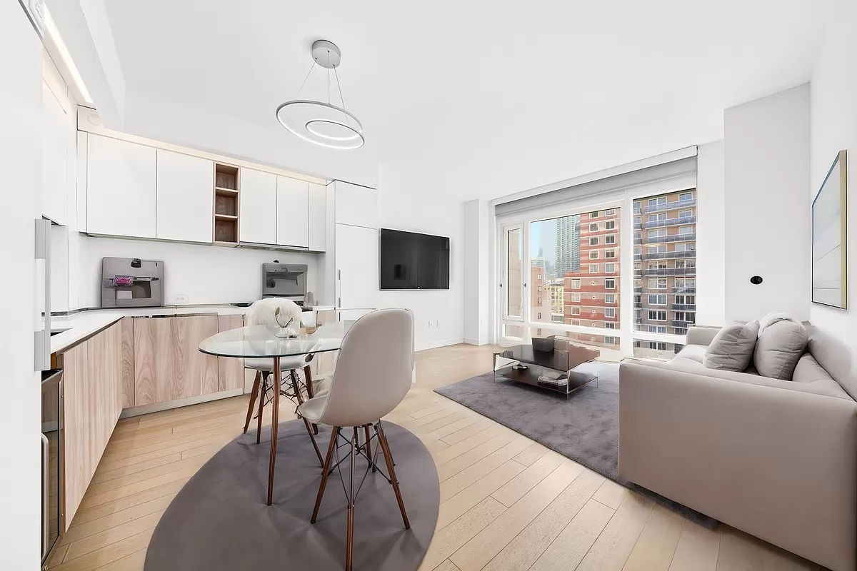 572 11th Avenue 10A, Midtown West, Midtown West, NYC - 1 Bedrooms  
1 Bathrooms  
4 Rooms - 