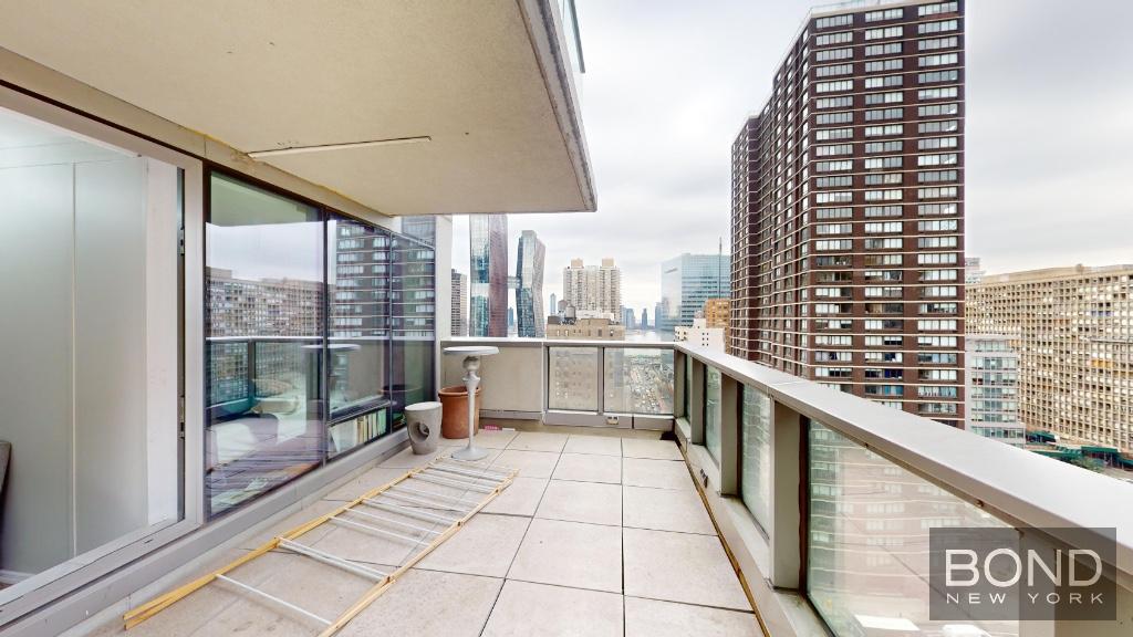 237 East 34th Street 1601/1602, Murray Hill, Midtown East, NYC - 4 Bedrooms  
2 Bathrooms  
6 Rooms - 