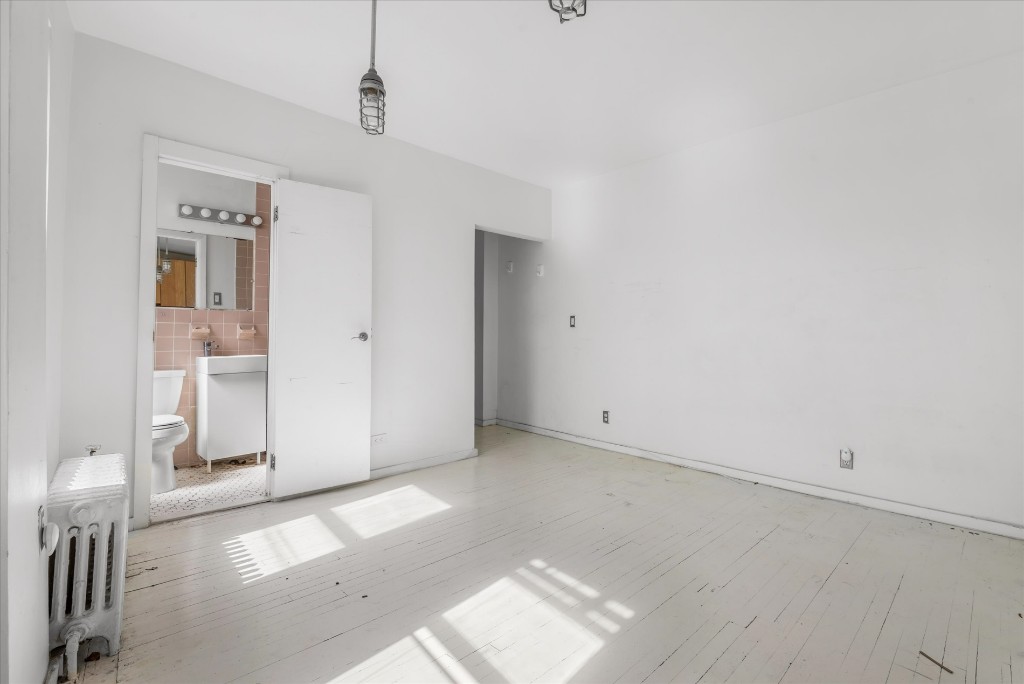 39-75 56th Street, New York, NY 11377, 2 Rooms Rooms,1 BathroomBathrooms,Residential,For Sale,56th,RLMX-98486