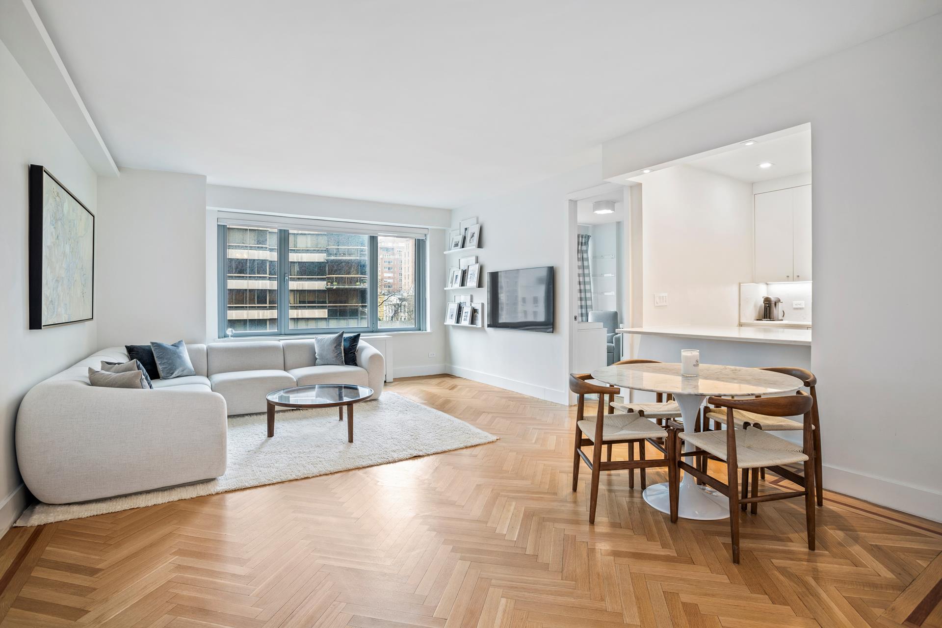 200 East 62nd Street 4E, Lenox Hill, Upper East Side, NYC - 2 Bedrooms  
2 Bathrooms  
4 Rooms - 