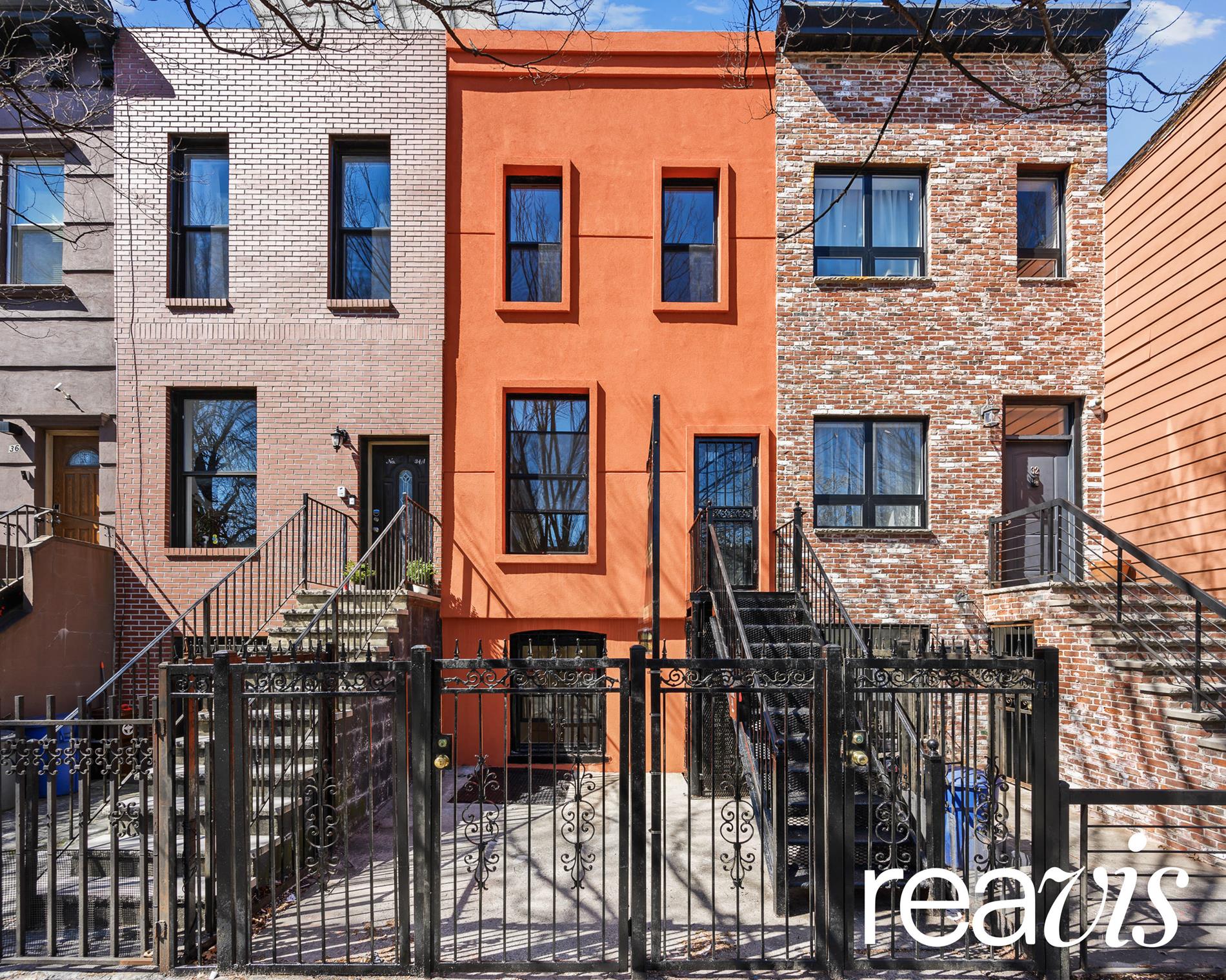 34 Rochester Avenue, Stuyvesant Heights, Downtown, NYC - 4 Bedrooms  
3 Bathrooms  
9 Rooms - 