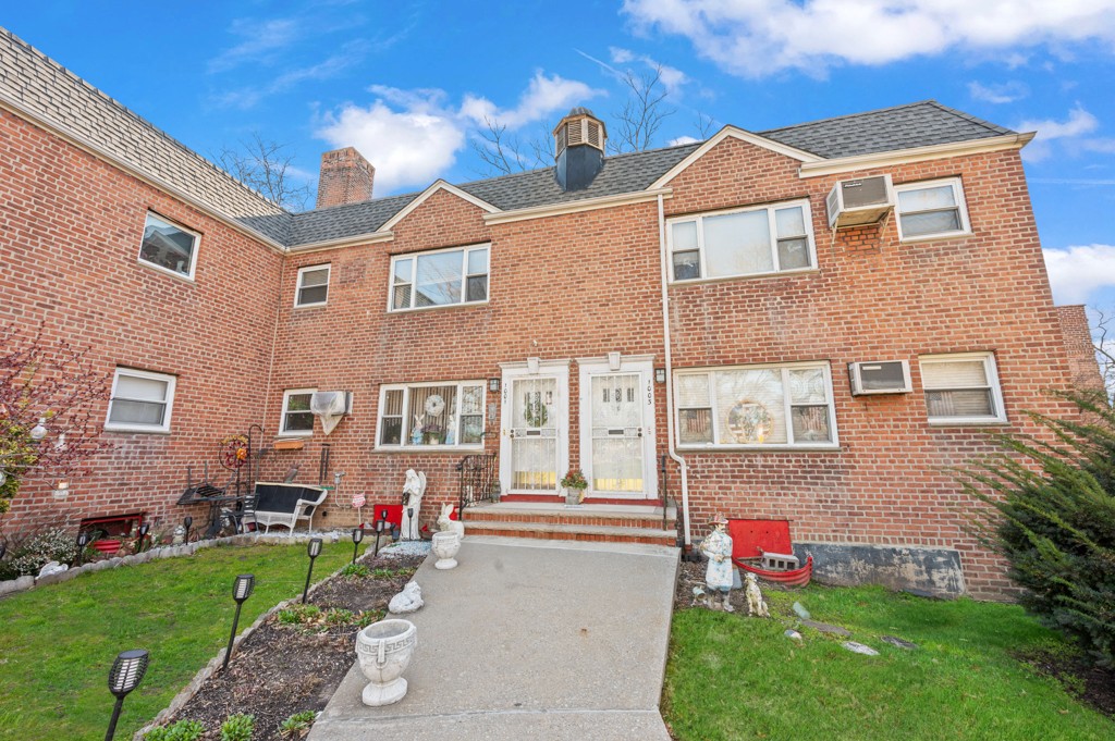 1001 Shore Parkway 2, Dyker Heights, Brooklyn, New York - 2 Bedrooms  
1 Bathrooms  
4 Rooms - 