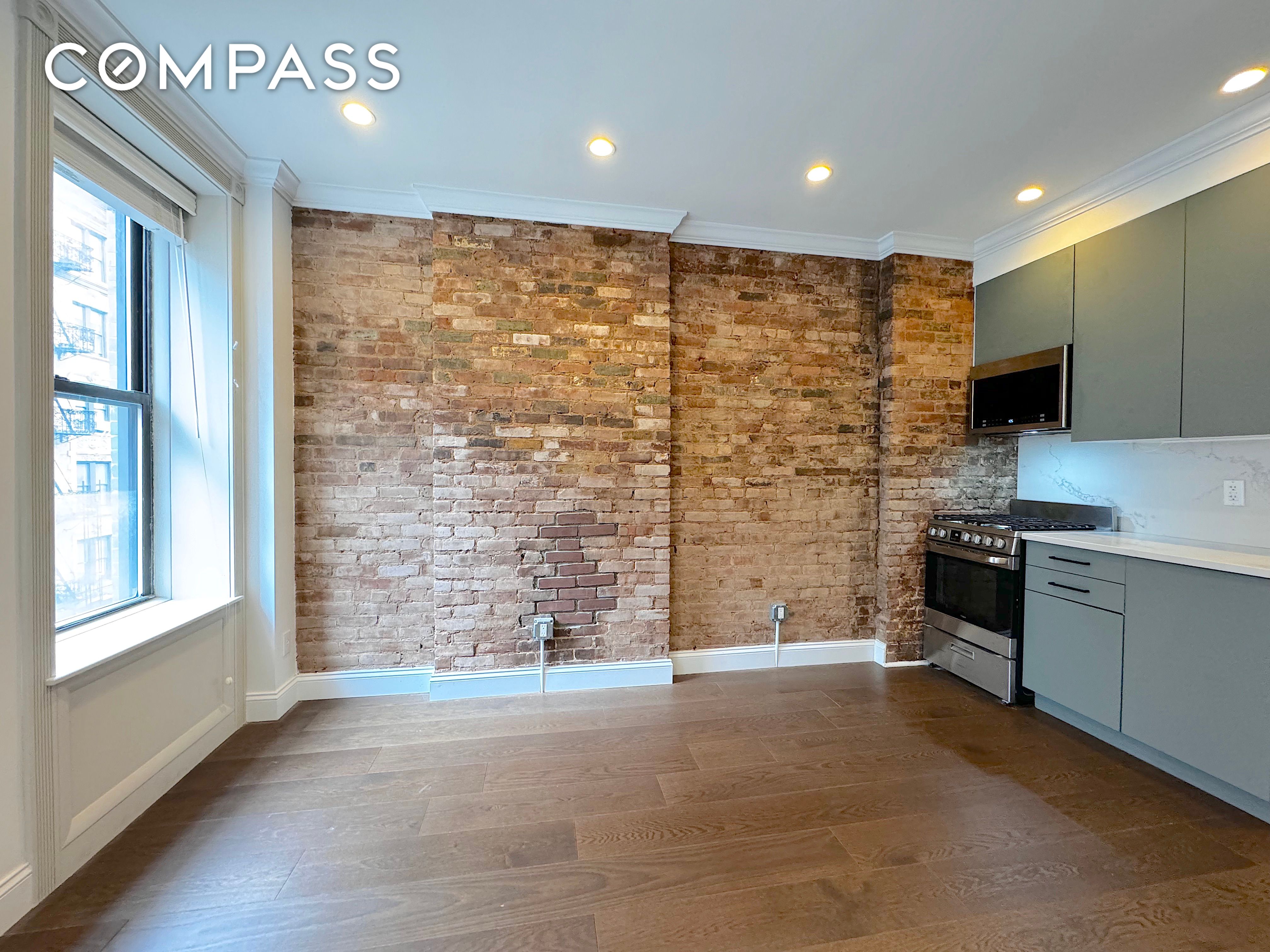 105 Thompson Street 8, Soho, Downtown, NYC - 1 Bedrooms  
1 Bathrooms  
3 Rooms - 