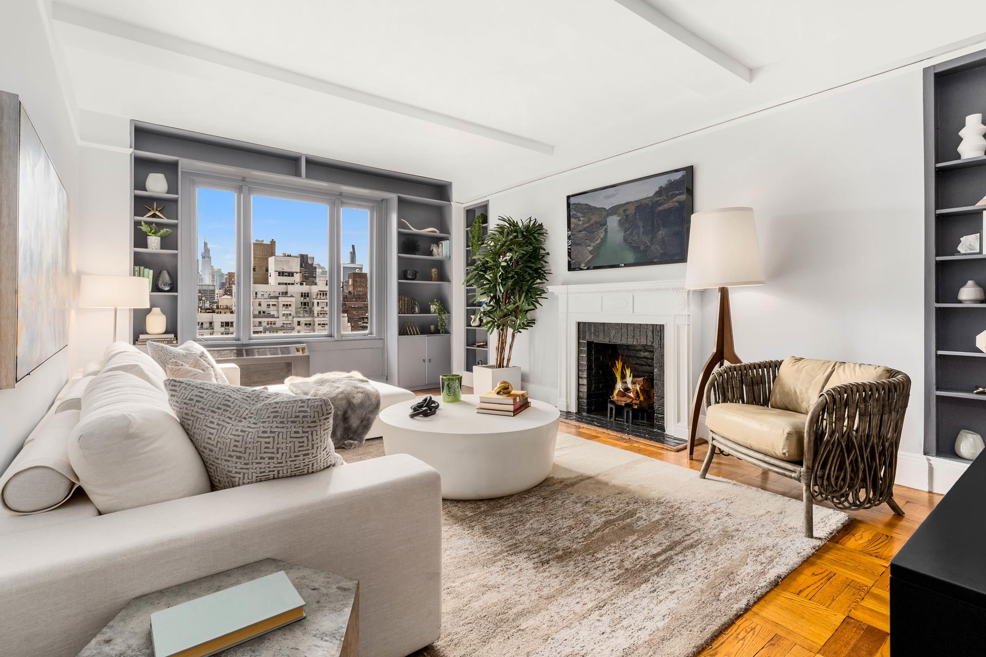 170 East 79th Street 13B, Lenox Hill, Upper East Side, NYC - 3 Bedrooms  
3 Bathrooms  
7 Rooms - 