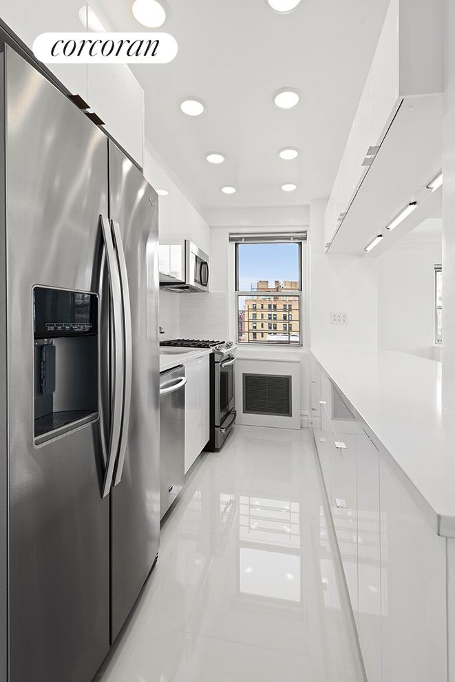 301 East 66th Street 17D, Lenox Hill, Upper East Side, NYC - 2 Bedrooms  
2 Bathrooms  
4 Rooms - 