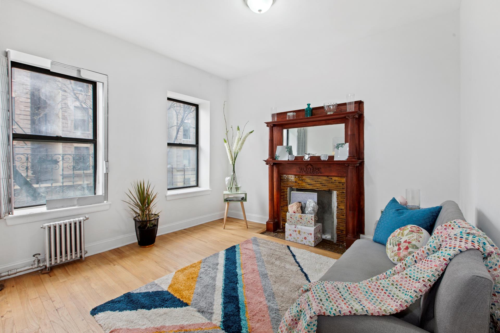 353 West 117th Street 2B, South Harlem, Upper Manhattan, NYC - 2 Bedrooms  
1 Bathrooms  
5 Rooms - 