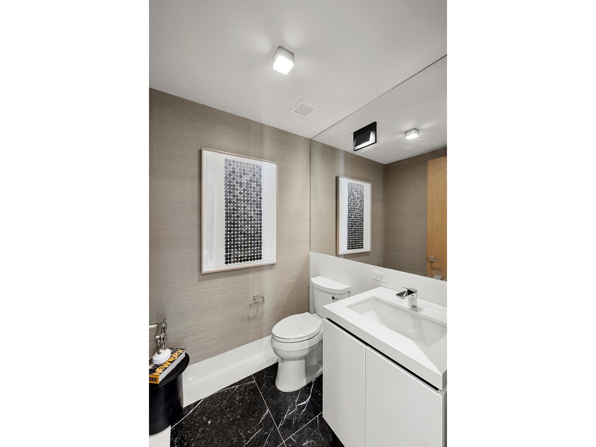 200 East 21st Street 9D, Gramercy Park, Downtown, NYC - 2 Bedrooms  
2.5 Bathrooms  
4 Rooms - 