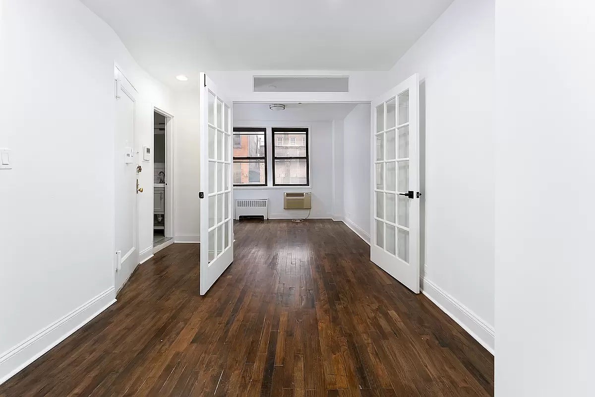 32 Cornelia Street 2A, West Village, Downtown, NYC - 3 Bedrooms  
2 Bathrooms  
8 Rooms - 