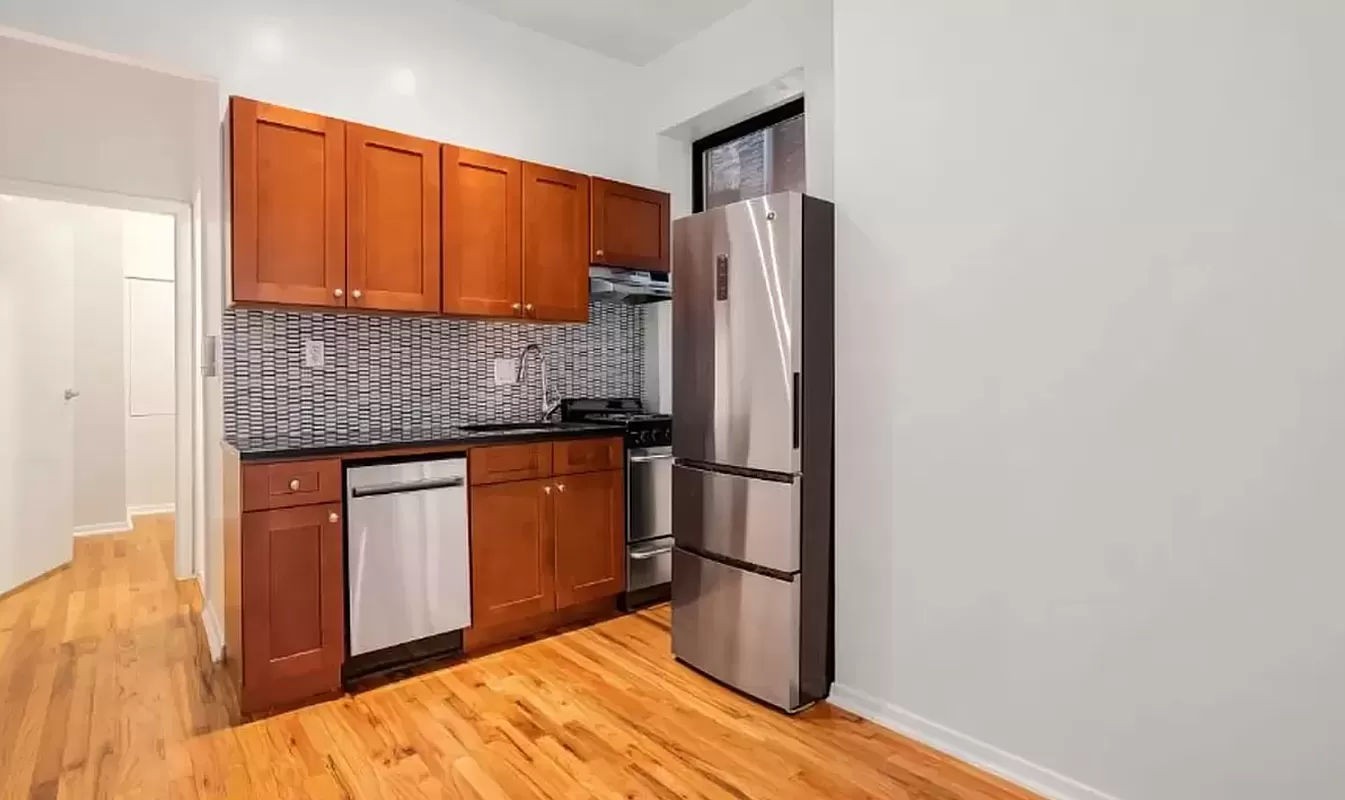 160 Waverly Place 2, West Village, Downtown, NYC - 3 Bedrooms  
1 Bathrooms  
5 Rooms - 