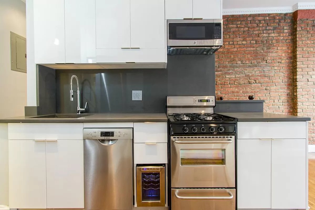 334 East 100th Street 1B, Harlem, Upper Manhattan, NYC - 5 Bedrooms  
2 Bathrooms  
7 Rooms - 