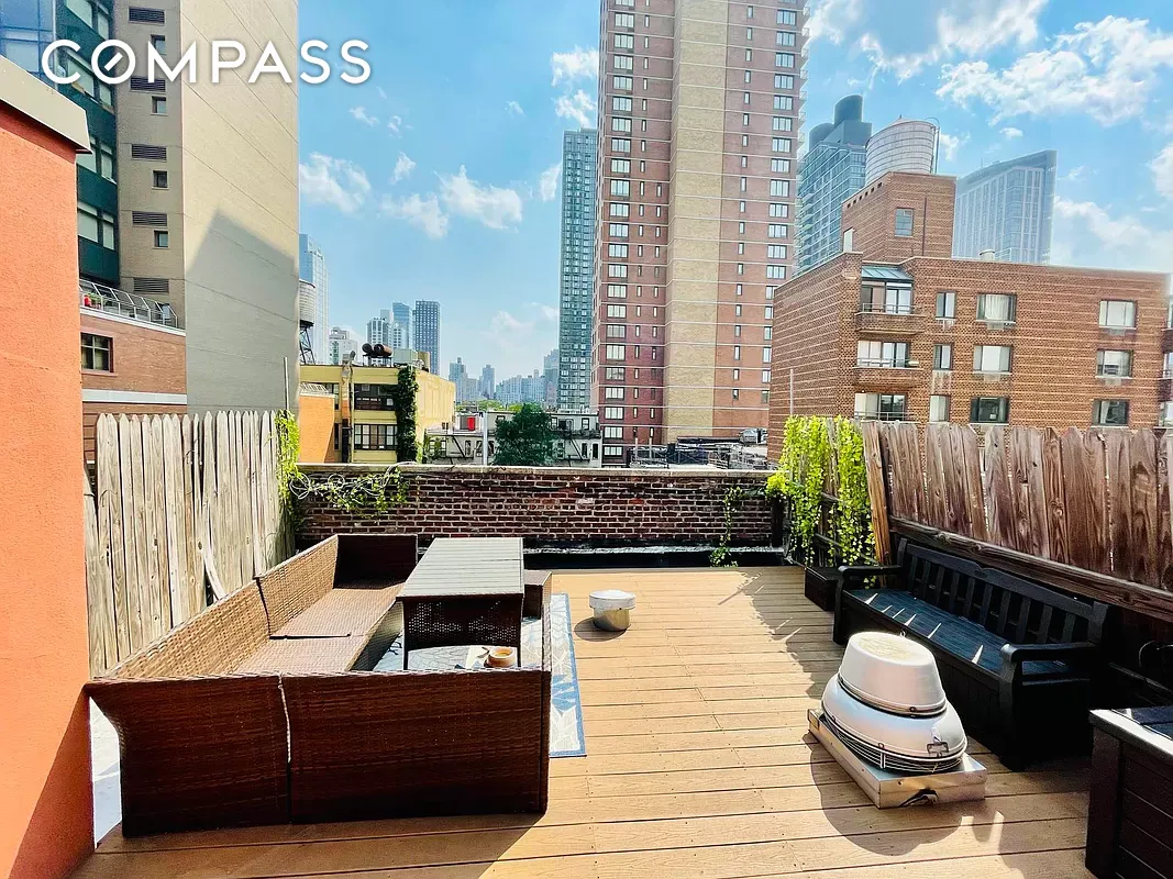 305 East 95th Street 6A, Upper East Side, Upper East Side, NYC - 2 Bedrooms  
1 Bathrooms  
6 Rooms - 