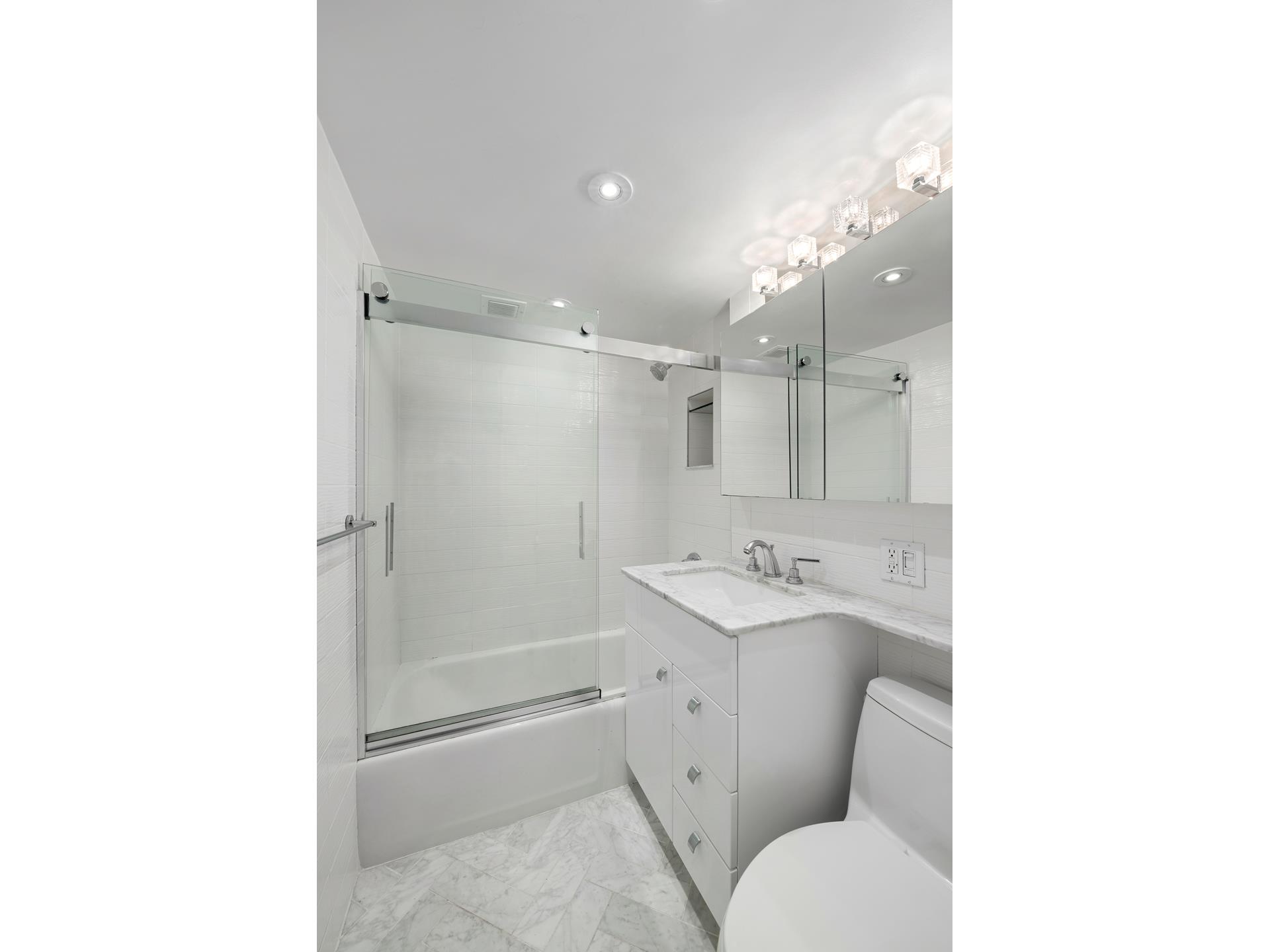 16 West 16th Street 14Ls, Flatiron, Downtown, NYC - 1 Bathrooms  
2 Rooms - 