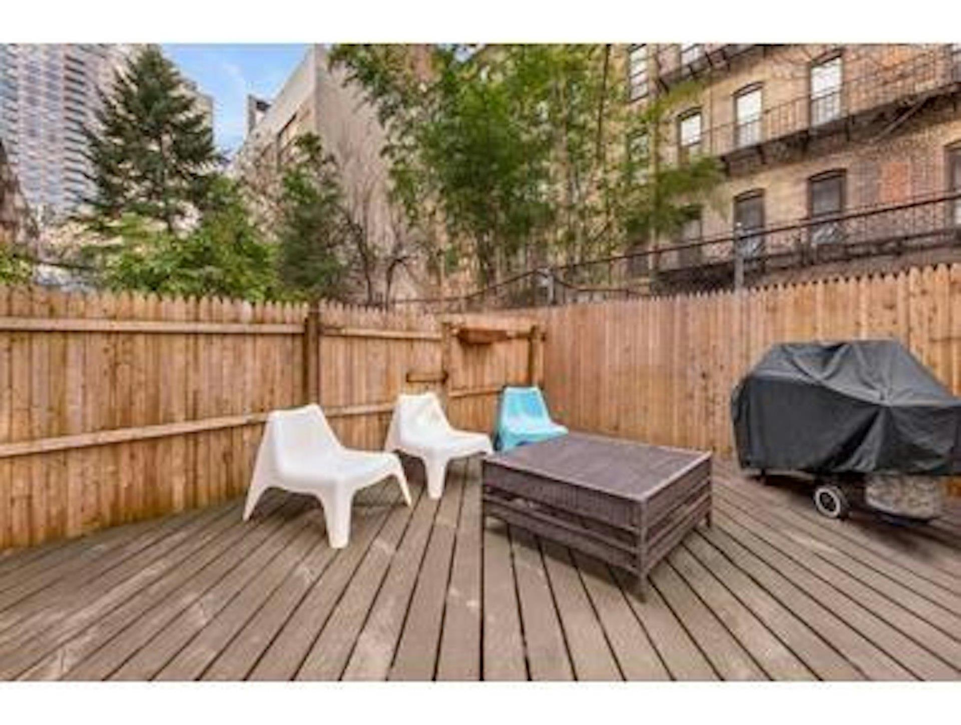 327 East 93rd Street 1W, Yorkville, Upper East Side, NYC - 2 Bedrooms  
2 Bathrooms  
5 Rooms - 