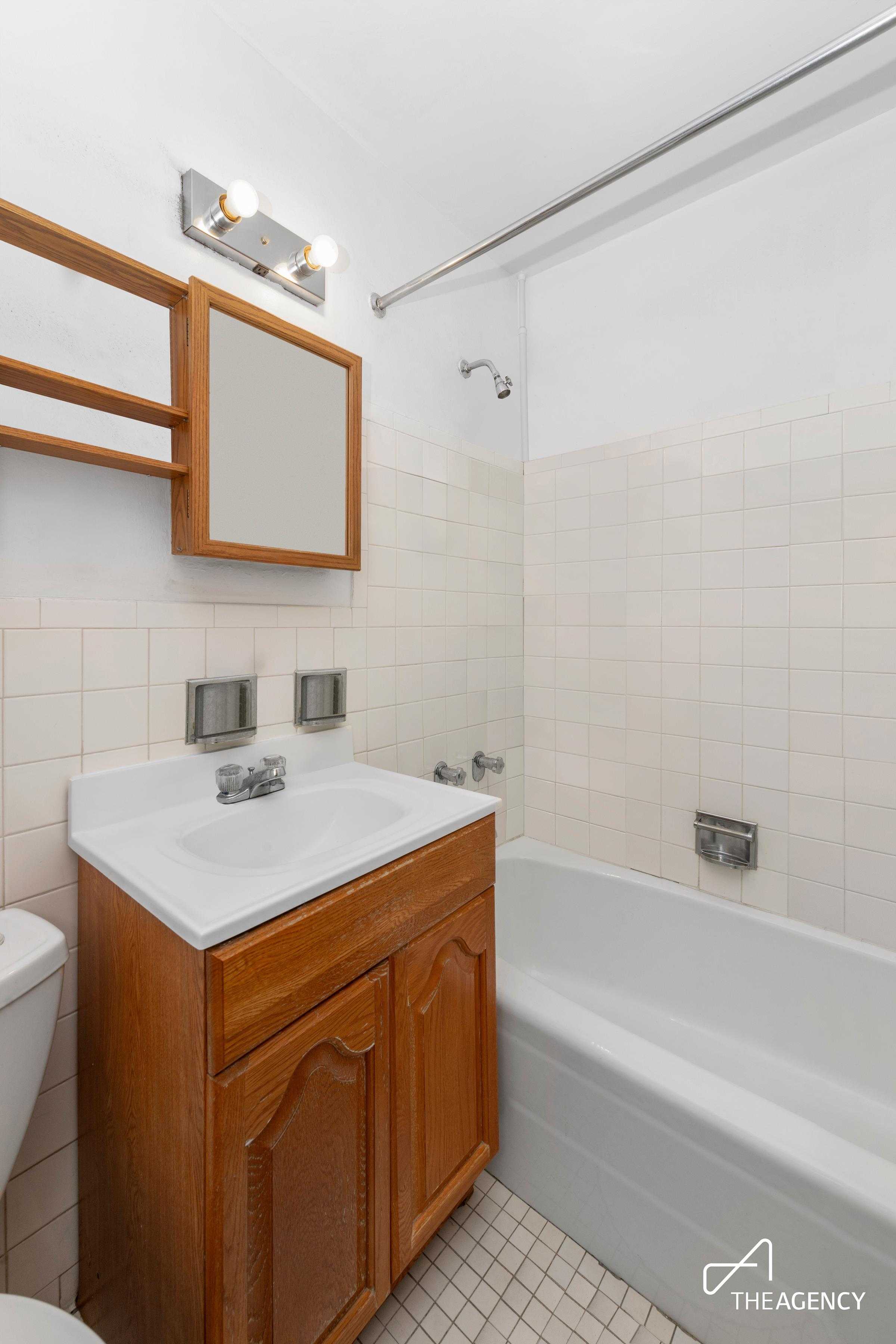 165 W End Avenue, New York, NY 10023, 3 Rooms Rooms,1 BathroomBathrooms,Residential,For Sale,End,OLRS-2081591