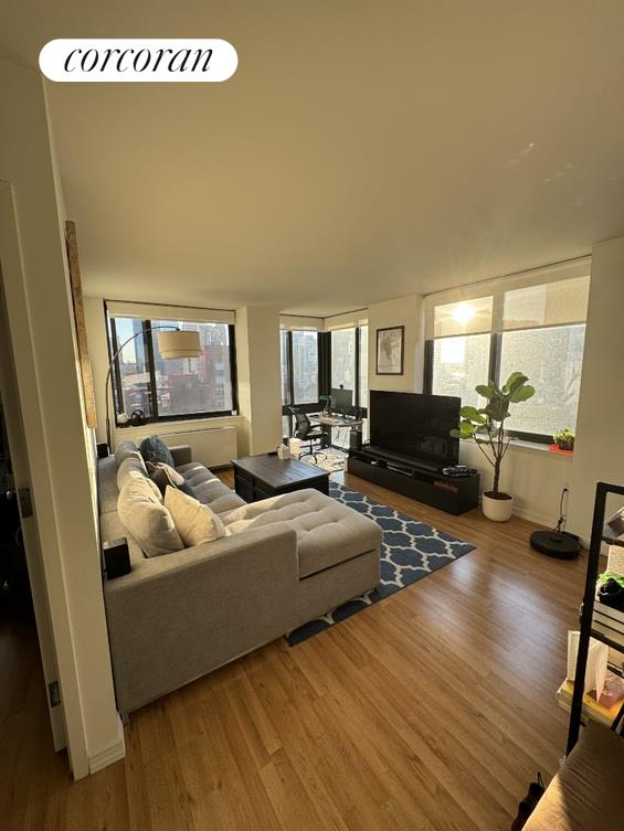 400 West 55th Street 11H, Hells Kitchen, Midtown West, NYC - 1 Bedrooms  
1 Bathrooms  
3 Rooms - 