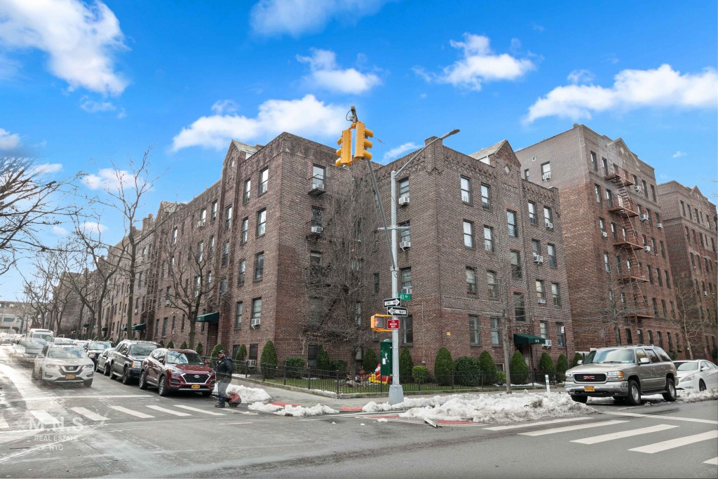 43-12 47th Street, Sunnyside, Queens, New York - 1 Bedrooms  
1 Bathrooms  
3 Rooms - 