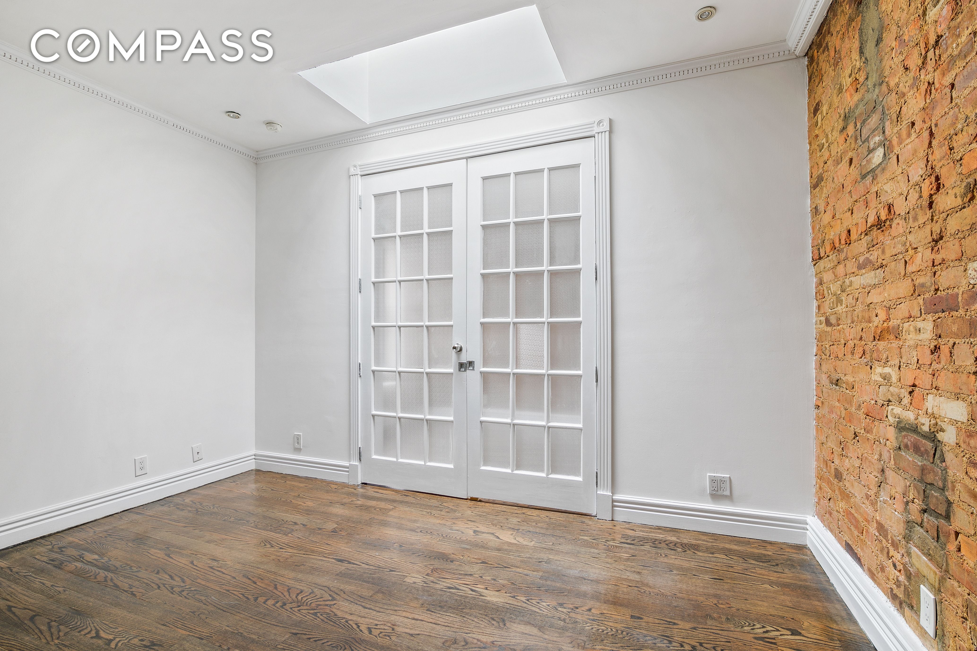 176 East 3rd Street 2, East Village, Downtown, NYC - 3 Bedrooms  
1 Bathrooms  
6 Rooms - 