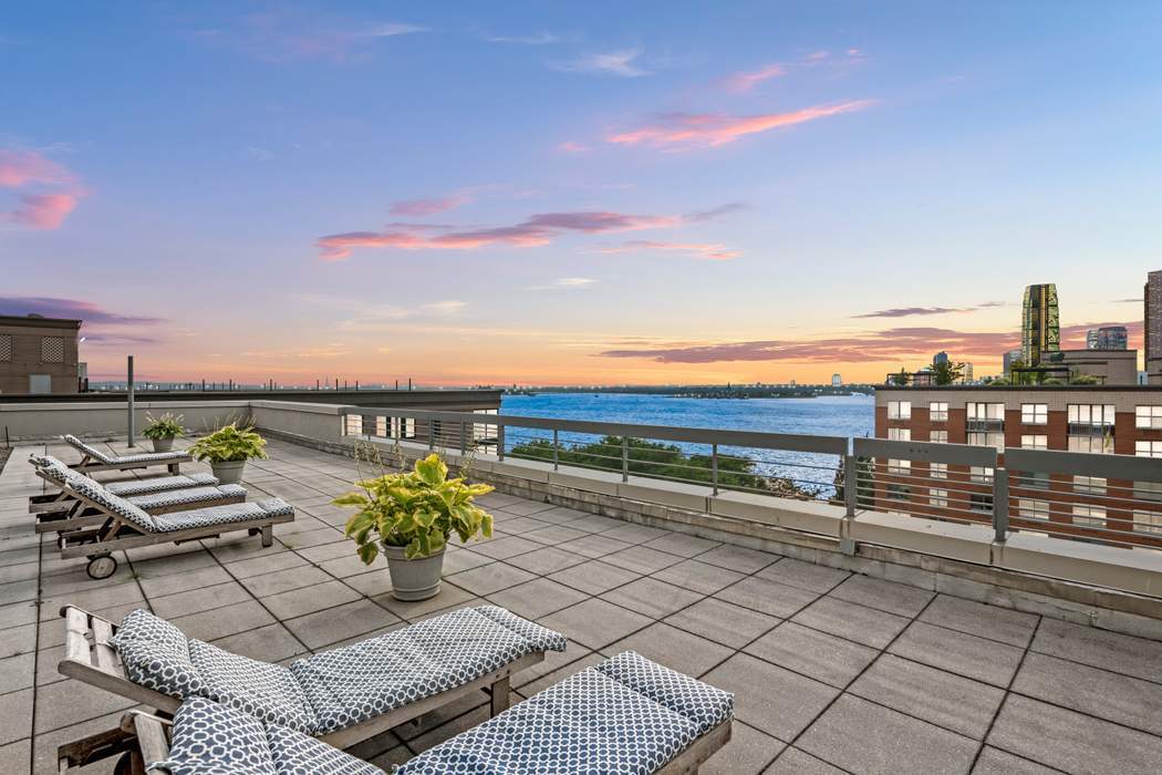2 South End Avenue 6R, Battery Park City, Downtown, NYC - 2 Bedrooms  
2 Bathrooms  
4 Rooms - 