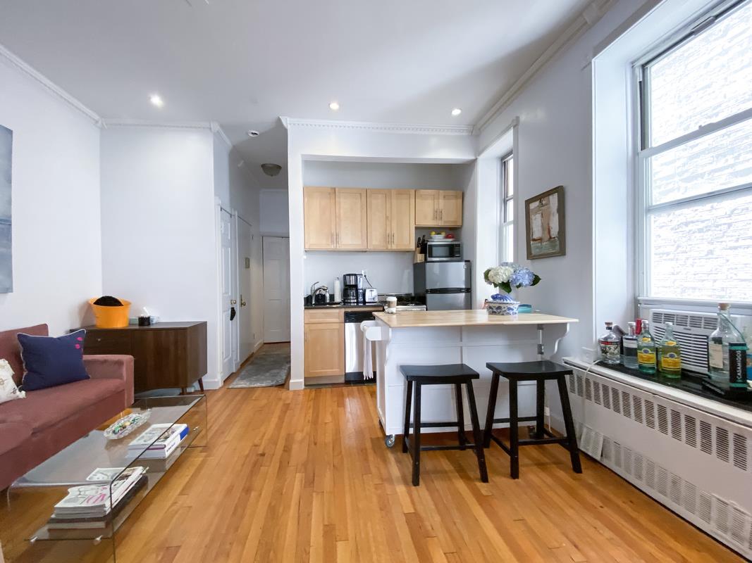 202 East 21st Street 5-A, Gramercy Park, Downtown, NYC - 2 Bedrooms  
1 Bathrooms  
3 Rooms - 