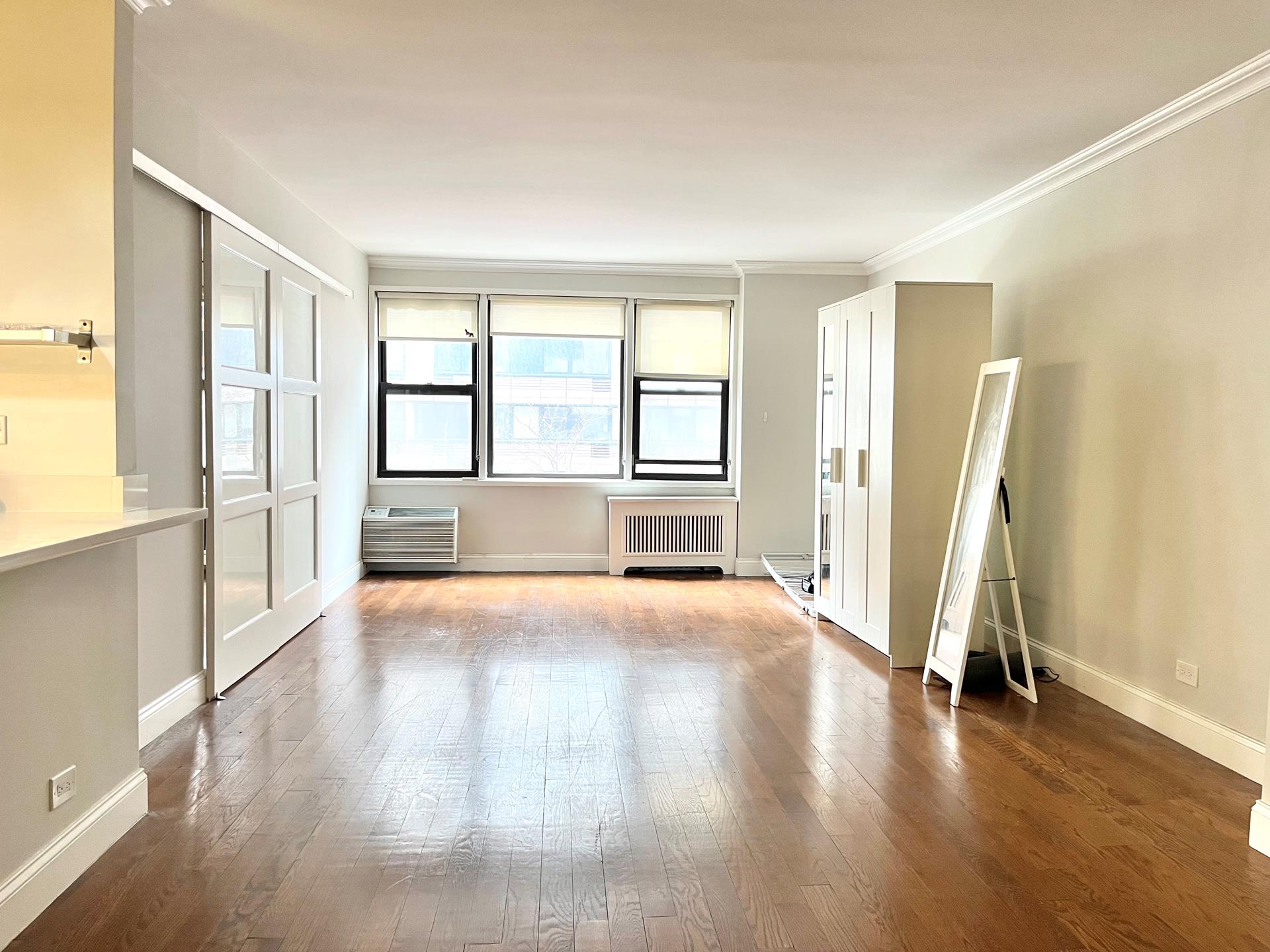 333 East 34th Street 3E, Murray Hill, Midtown East, NYC - 2 Bedrooms  
1 Bathrooms  
4 Rooms - 