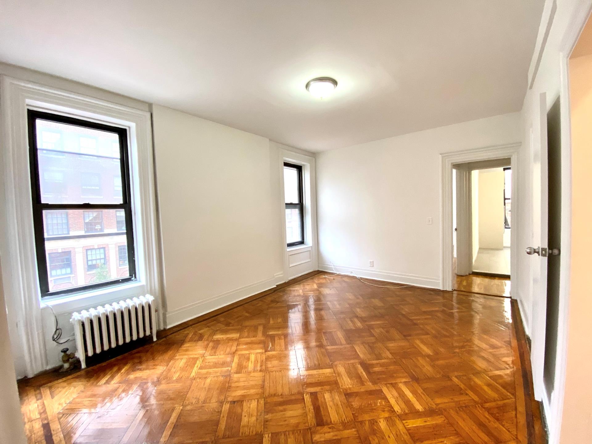 136 East 70th Street 3, Lenox Hill, Upper East Side, NYC - 4 Bedrooms  
1.5 Bathrooms  
6 Rooms - 