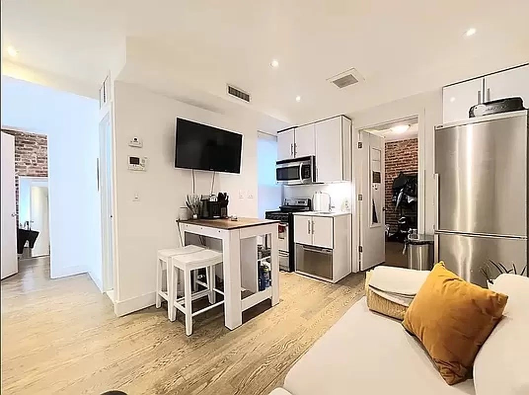 81 Orchard Street 9, Lower East Side, Downtown, NYC - 2 Bedrooms  
1 Bathrooms  
4 Rooms - 