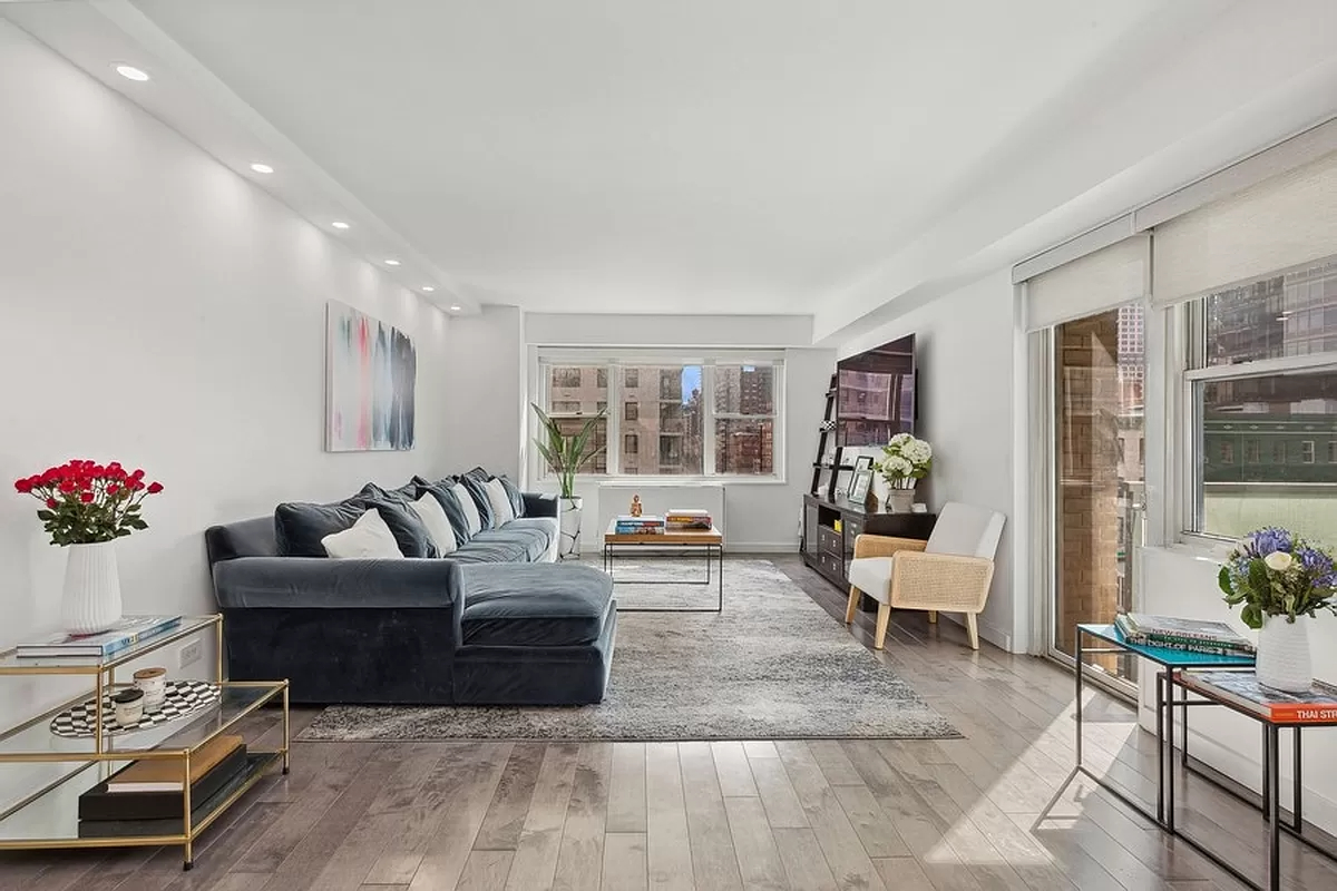 250 East 87th Street 4B, Yorkville, Upper East Side, NYC - 3 Bedrooms  
2.5 Bathrooms  
5 Rooms - 