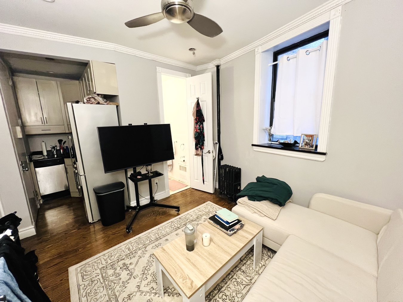 330 East 35th Street 22, Murray Hill, Midtown East, NYC - 2 Bedrooms  
1 Bathrooms  
4 Rooms - 