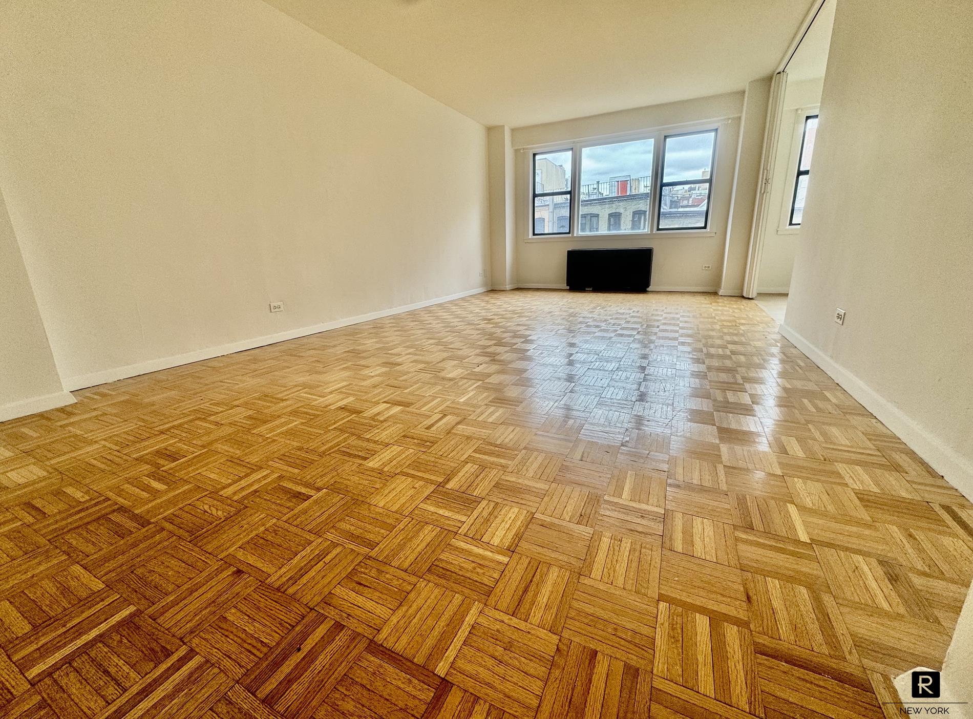 525 East 82nd Street 8-H, Upper East Side, Upper East Side, NYC - 2 Bedrooms  
1 Bathrooms  
5 Rooms - 