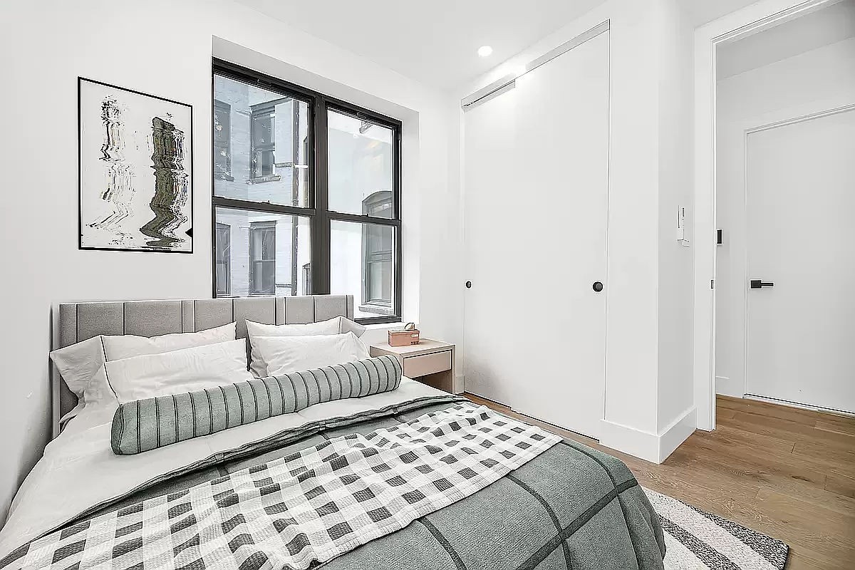 294 East Houston Street 2, East Village, Downtown, NYC - 2 Bedrooms  
1 Bathrooms  
5 Rooms - 